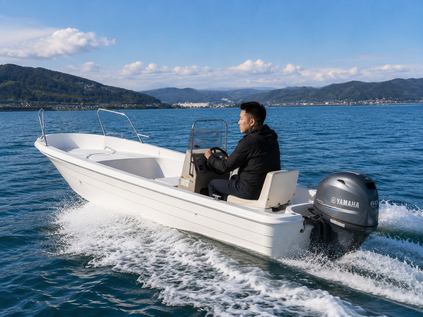 搭載 Yamaha 船外機的小型船艇航行海上
